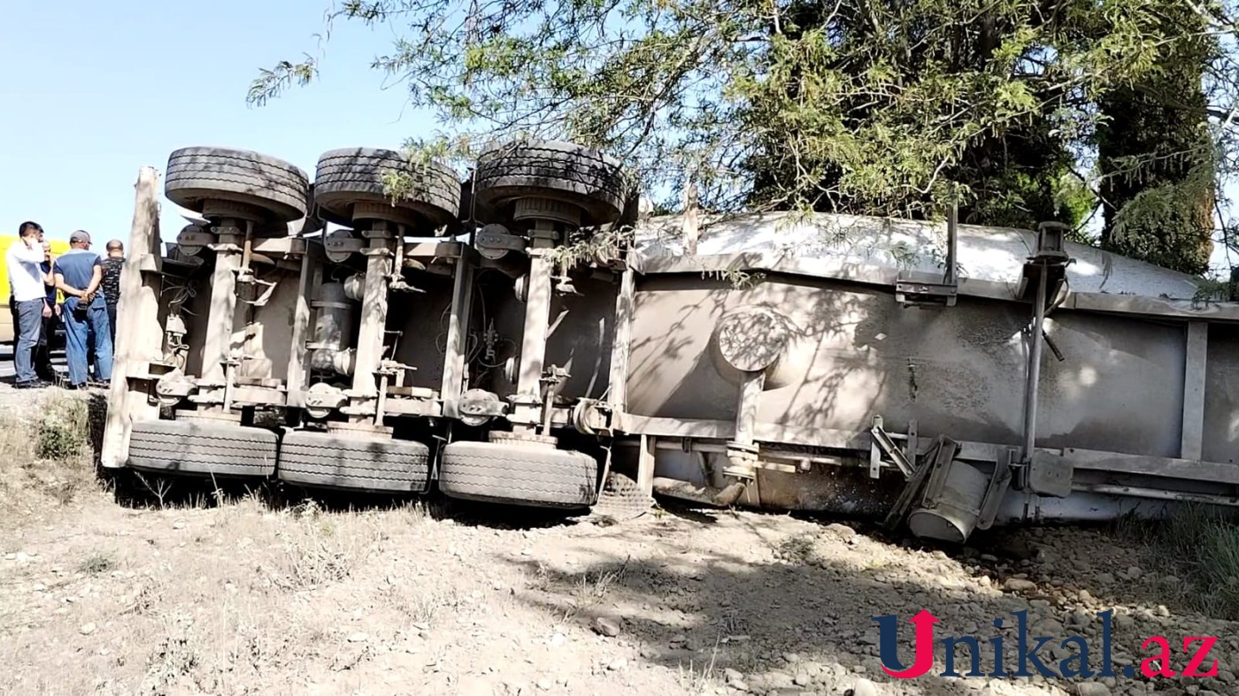 Şəmkirdə yük maşını aşdı - FOTOLAR